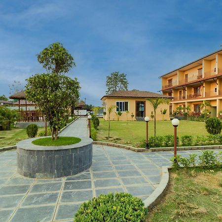 Sisai Park Village Chitwan Esterno foto
