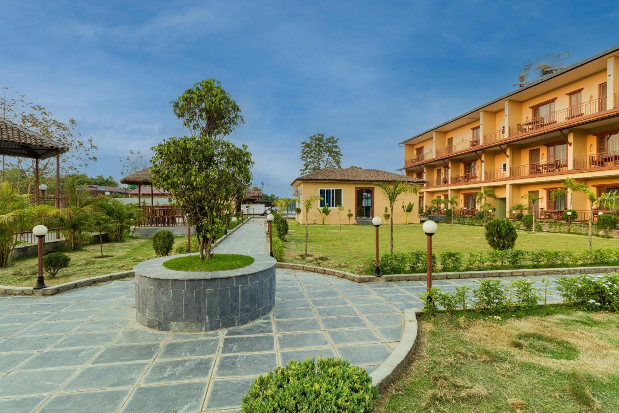 Sisai Park Village Chitwan Esterno foto